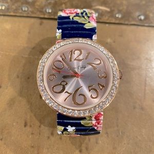Gold wristwatch with flower band
